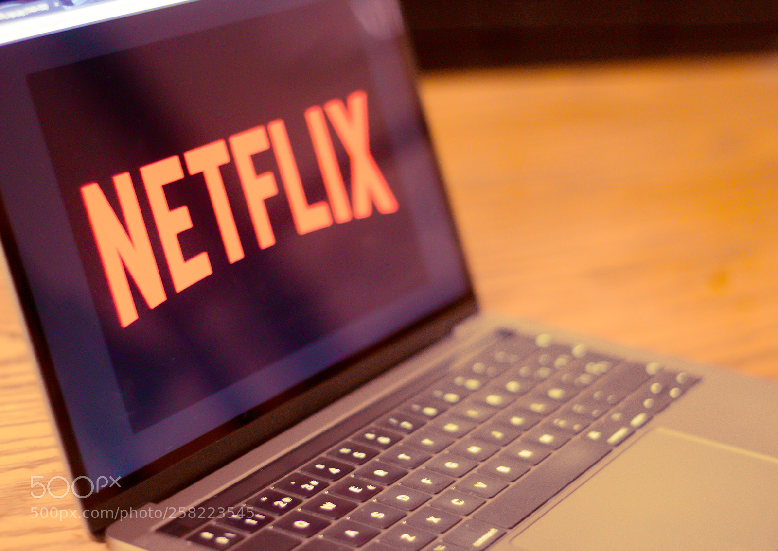 Canon EOS 1200D (EOS Rebel T5 / EOS Kiss X70 / EOS Hi) sample photo. Netflix logo on laptop photography