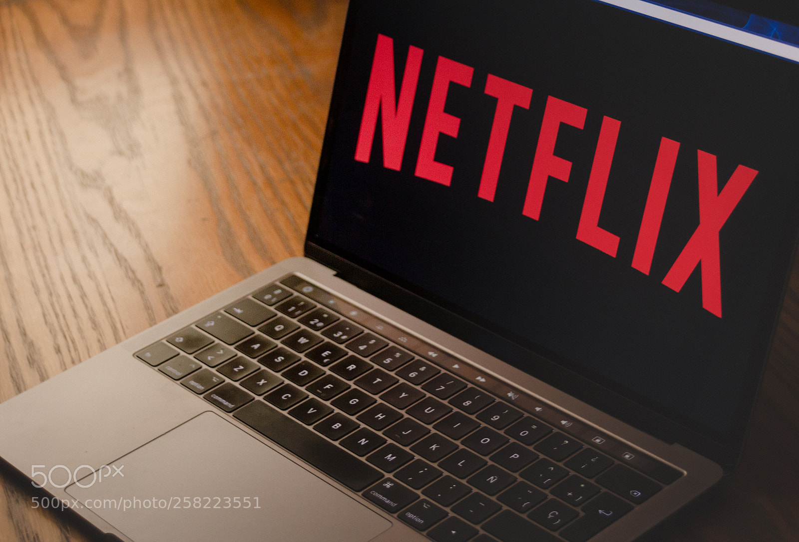 Canon EOS 1200D (EOS Rebel T5 / EOS Kiss X70 / EOS Hi) sample photo. Netflix logo on laptop photography