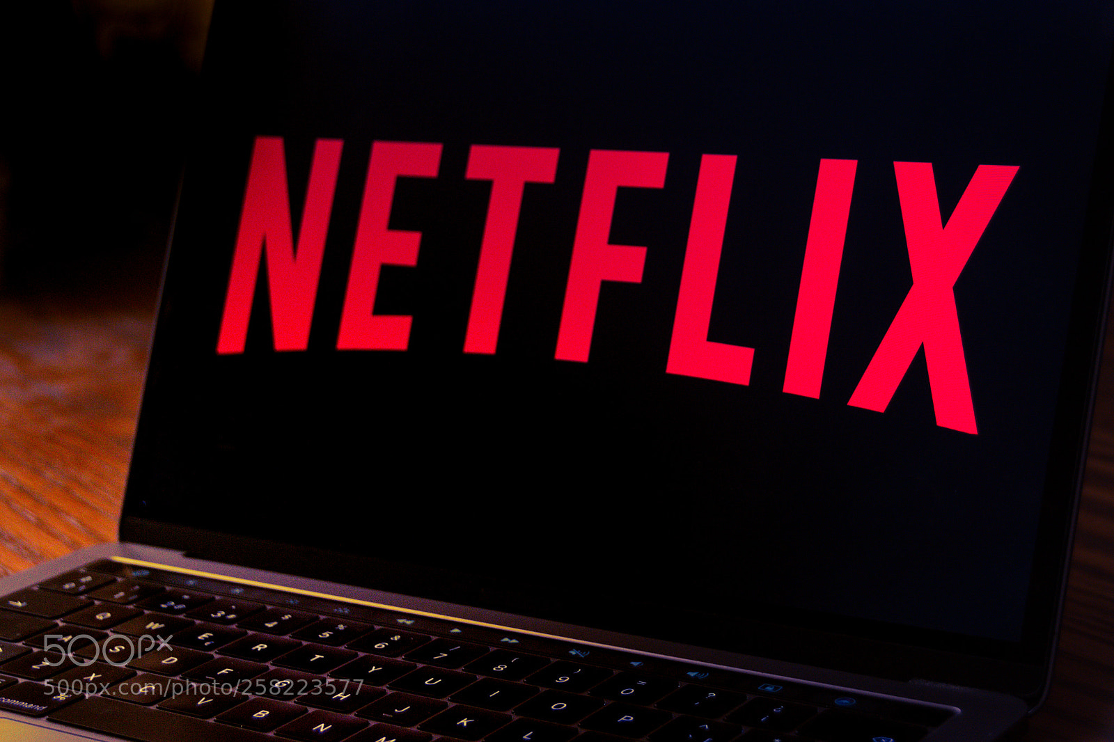 Canon EOS 1200D (EOS Rebel T5 / EOS Kiss X70 / EOS Hi) sample photo. Netflix logo on laptop photography