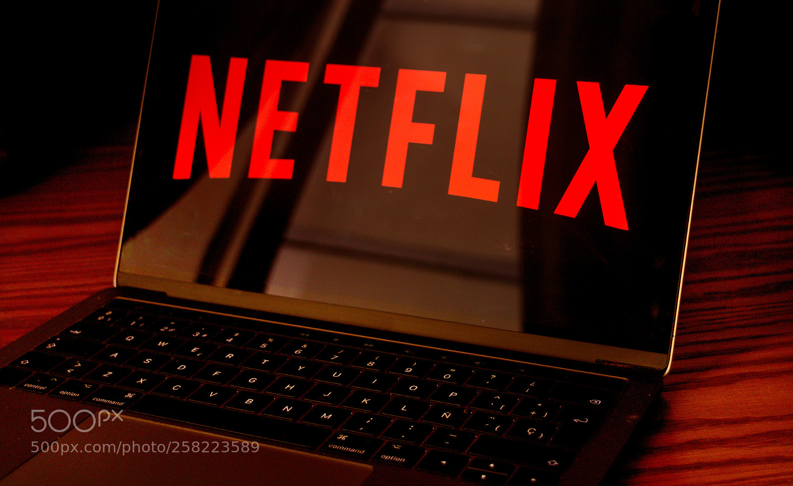 Canon EOS 1200D (EOS Rebel T5 / EOS Kiss X70 / EOS Hi) sample photo. Netflix logo on laptop photography