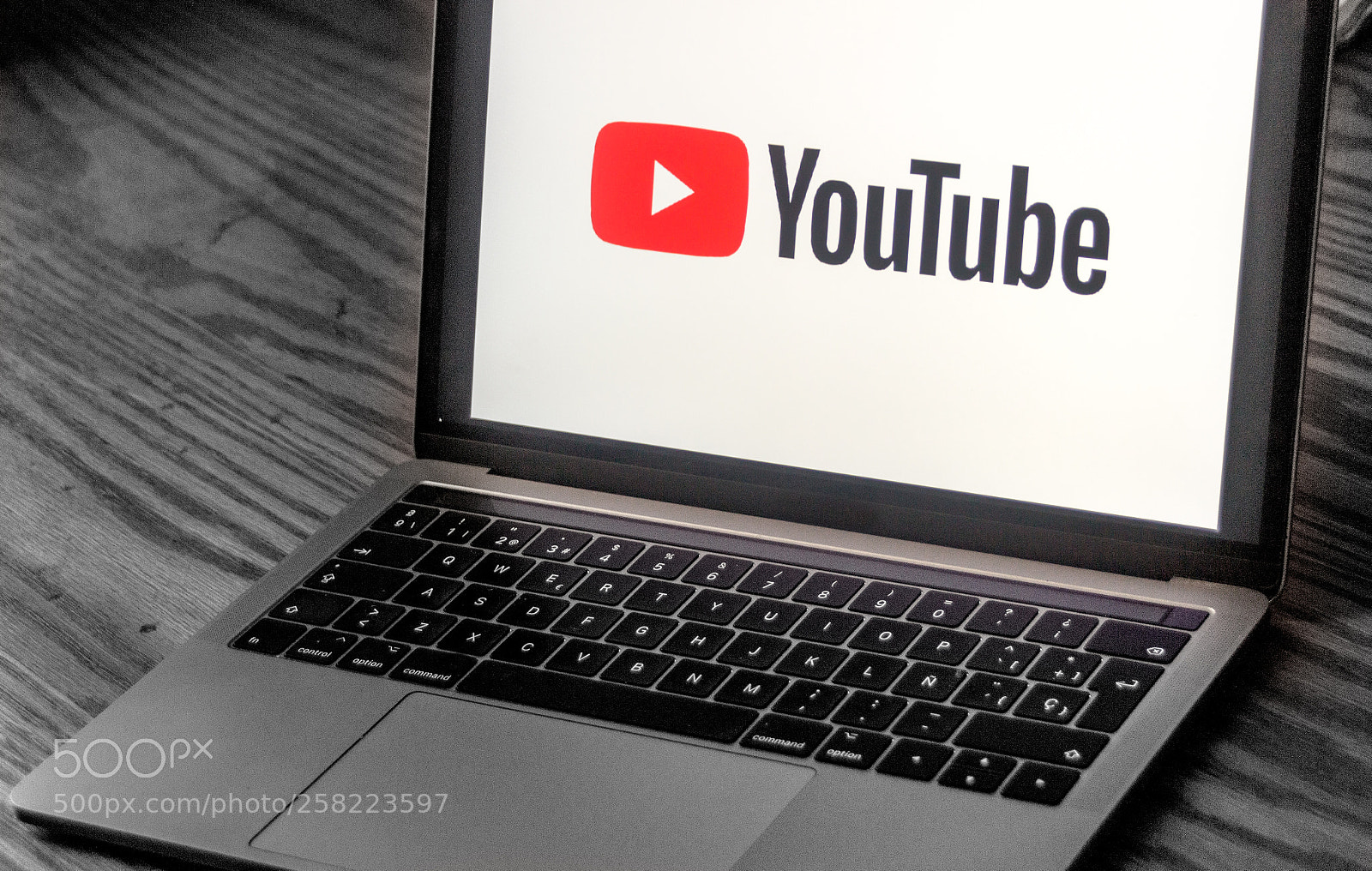 Canon EOS 1200D (EOS Rebel T5 / EOS Kiss X70 / EOS Hi) sample photo. Youtube logo on laptop photography
