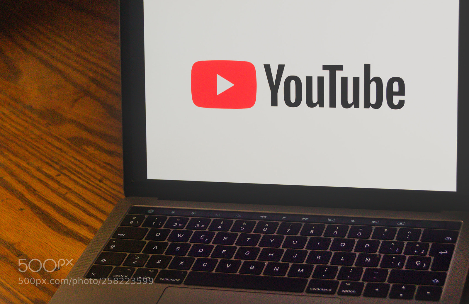 Canon EOS 1200D (EOS Rebel T5 / EOS Kiss X70 / EOS Hi) sample photo. Youtube logo on laptop photography