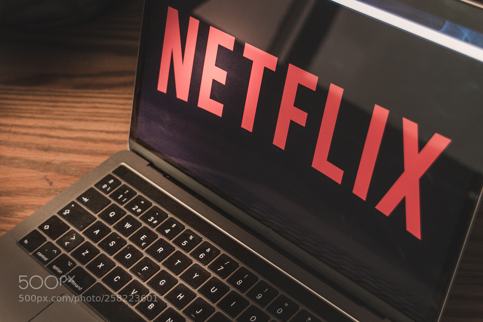 Canon EOS 1200D (EOS Rebel T5 / EOS Kiss X70 / EOS Hi) sample photo. Netflix logo on laptop photography