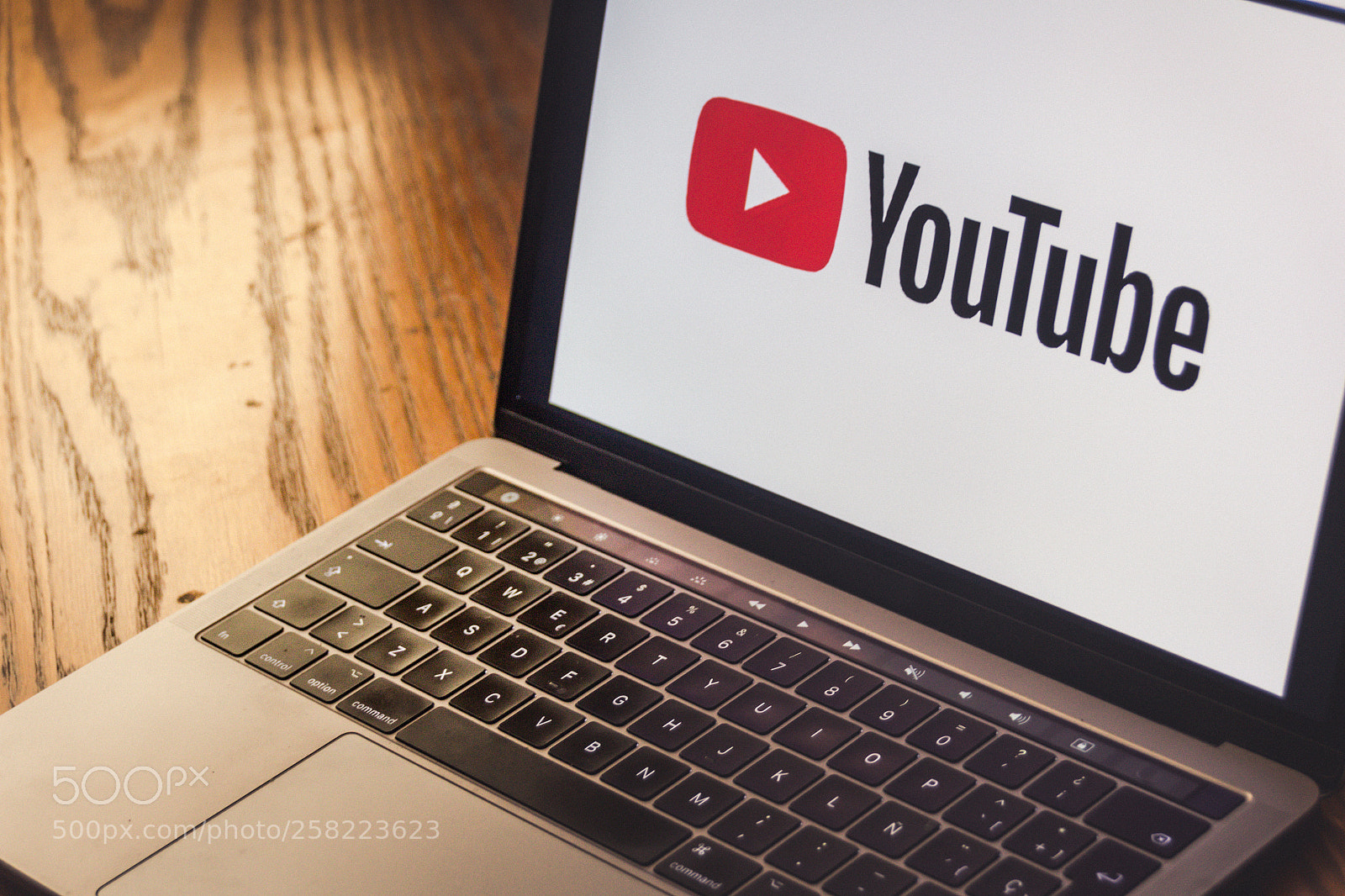 Canon EOS 1200D (EOS Rebel T5 / EOS Kiss X70 / EOS Hi) sample photo. Youtube logo on laptop photography