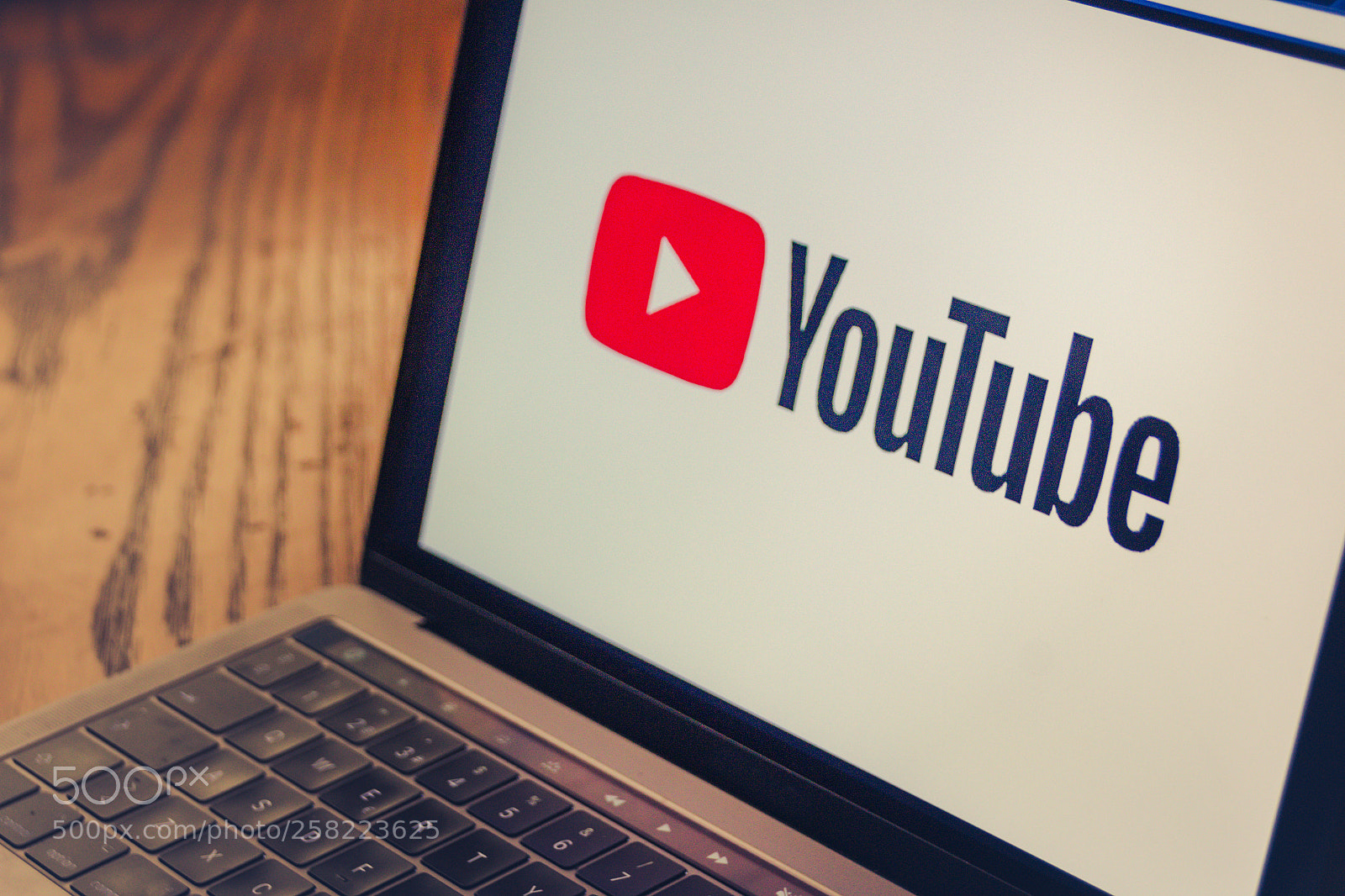 Canon EOS 1200D (EOS Rebel T5 / EOS Kiss X70 / EOS Hi) sample photo. Youtube logo on laptop photography