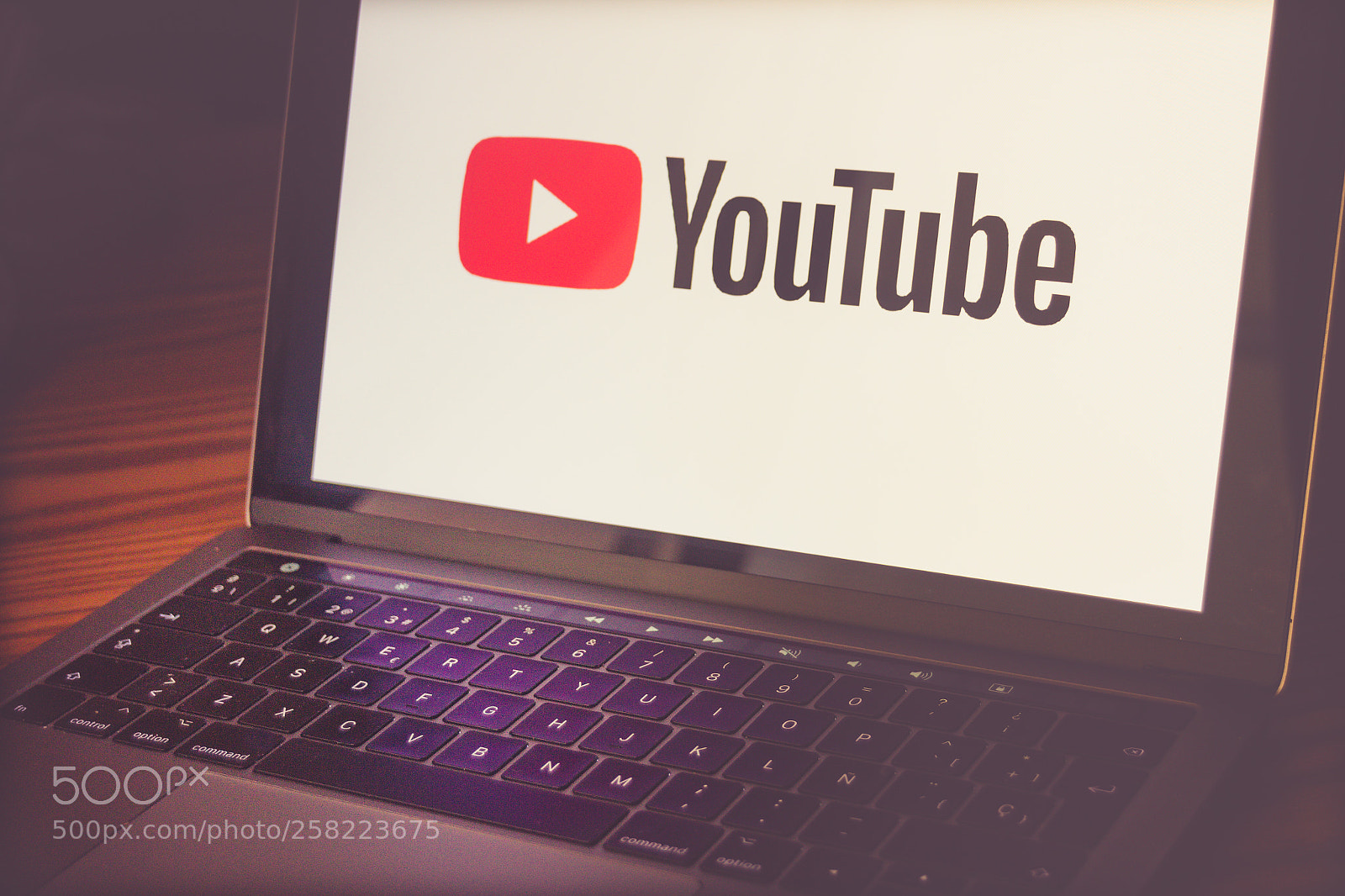 Canon EOS 1200D (EOS Rebel T5 / EOS Kiss X70 / EOS Hi) sample photo. Youtube logo on laptop photography