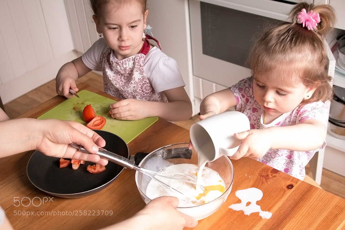 Canon EOS 70D sample photo. Breakfast with the family photography