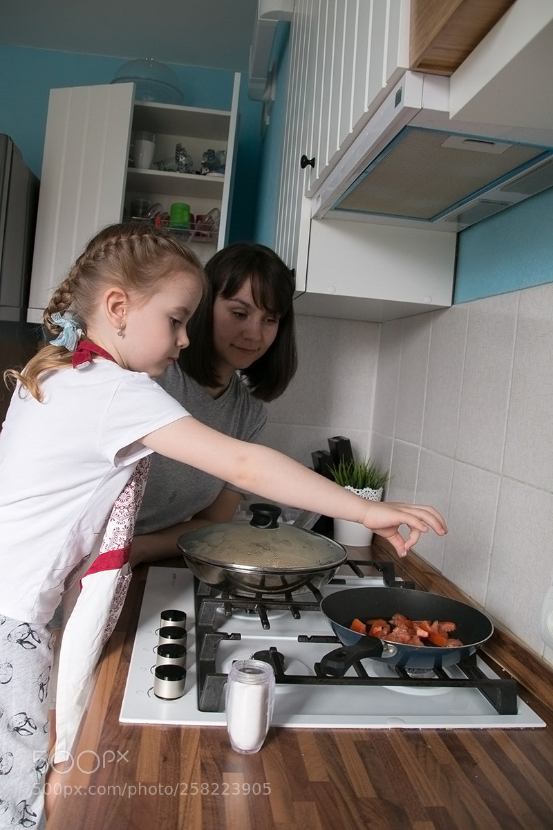 Canon EOS 70D sample photo. Breakfast with the family photography