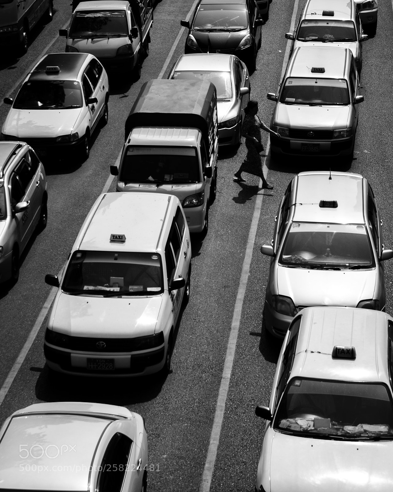 Canon EOS 200D (EOS Rebel SL2 / EOS Kiss X9) sample photo. Rush hour photography