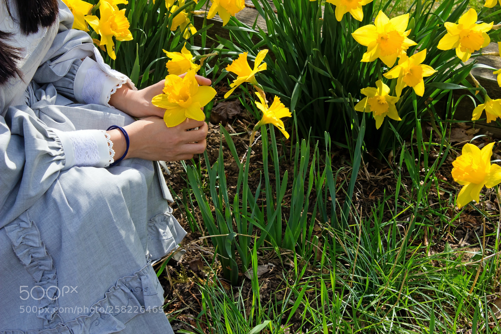 Canon EOS 600D (Rebel EOS T3i / EOS Kiss X5) sample photo. Young woman kneeling in photography