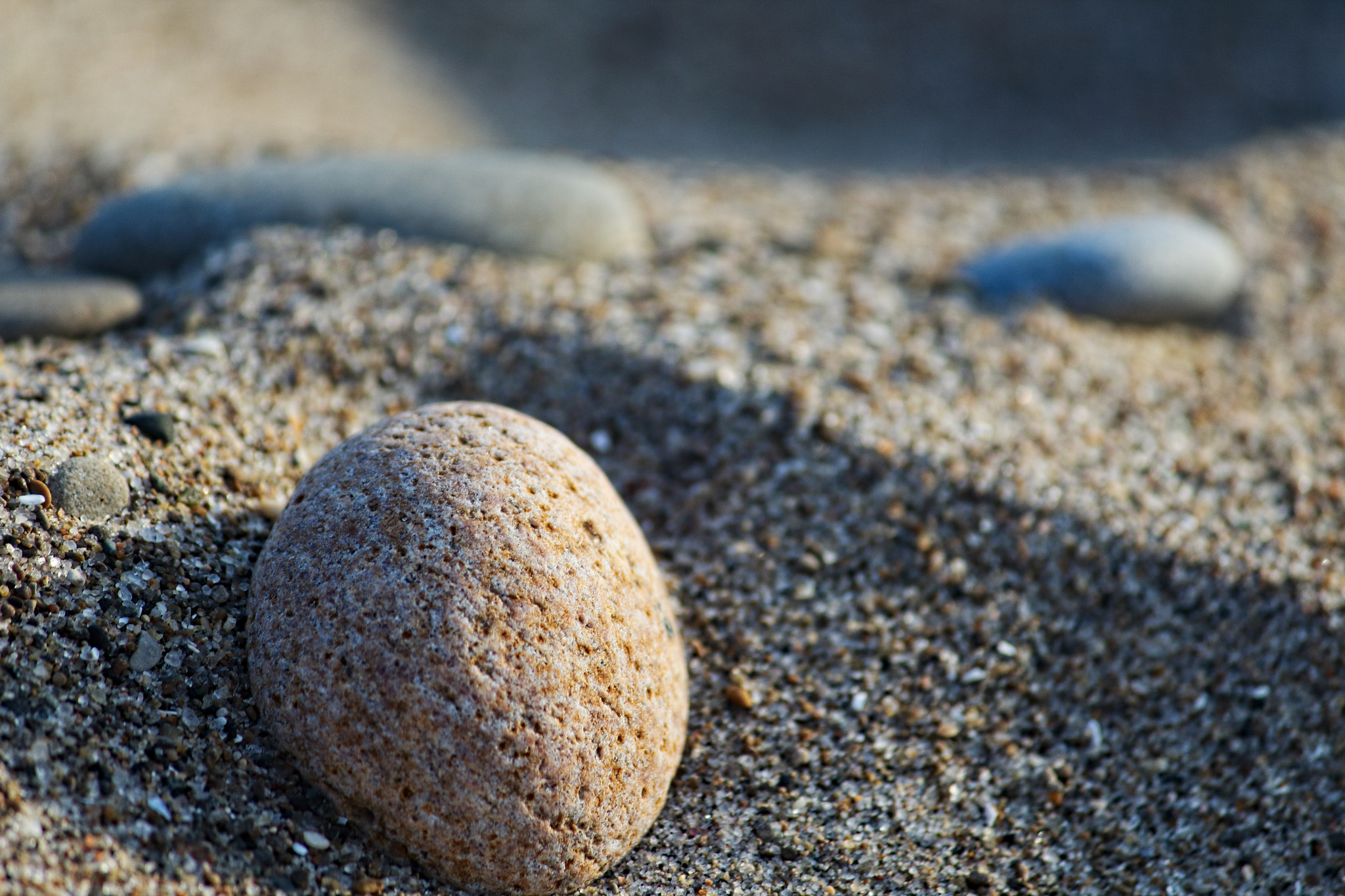 Canon EOS 1200D (EOS Rebel T5 / EOS Kiss X70 / EOS Hi) sample photo. Pebble on the beach photography