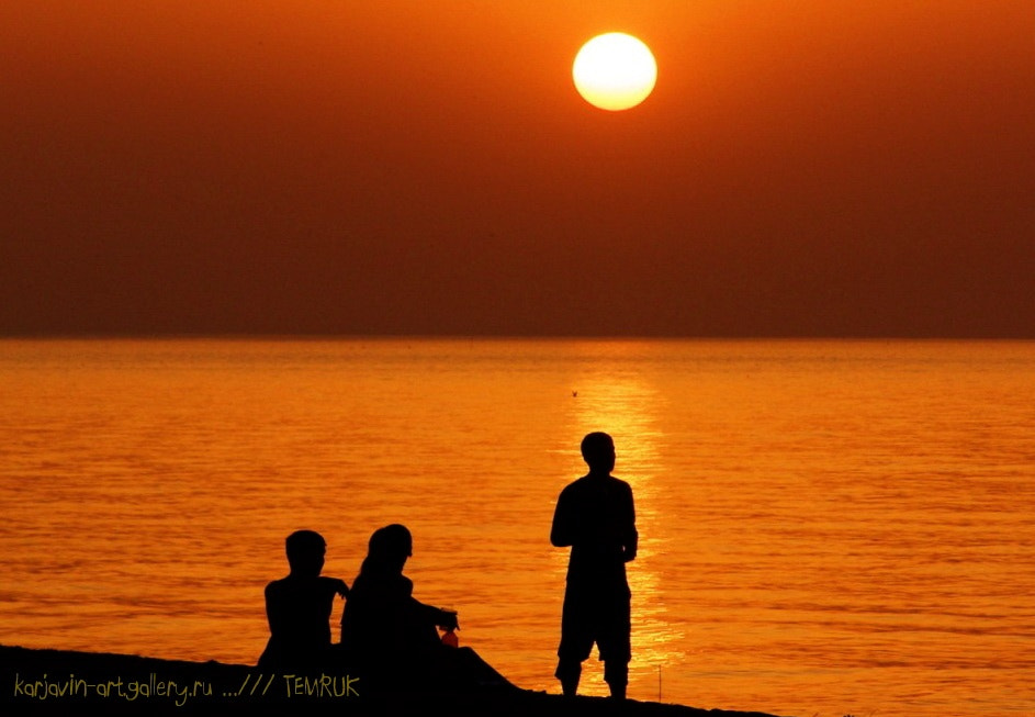 Olympus SP500UZ sample photo. A group of young people on the shore of the bay photography
