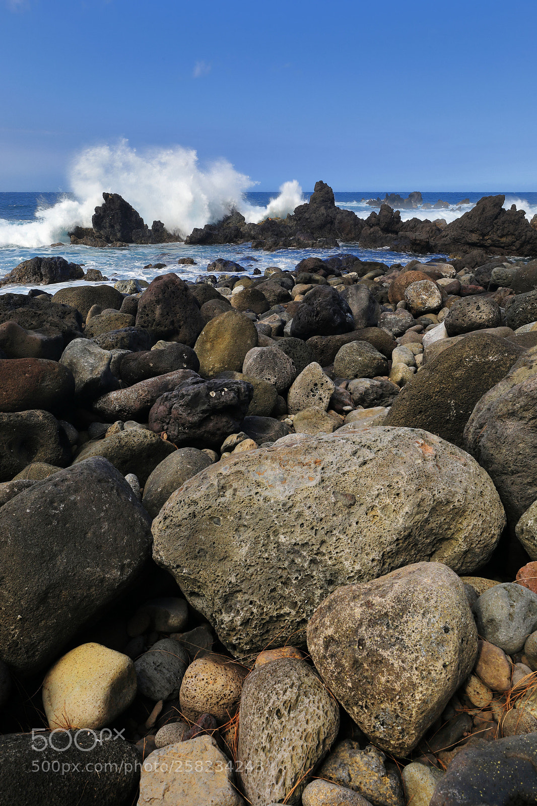 Canon EOS 5D Mark IV sample photo. Rocks and waves photography