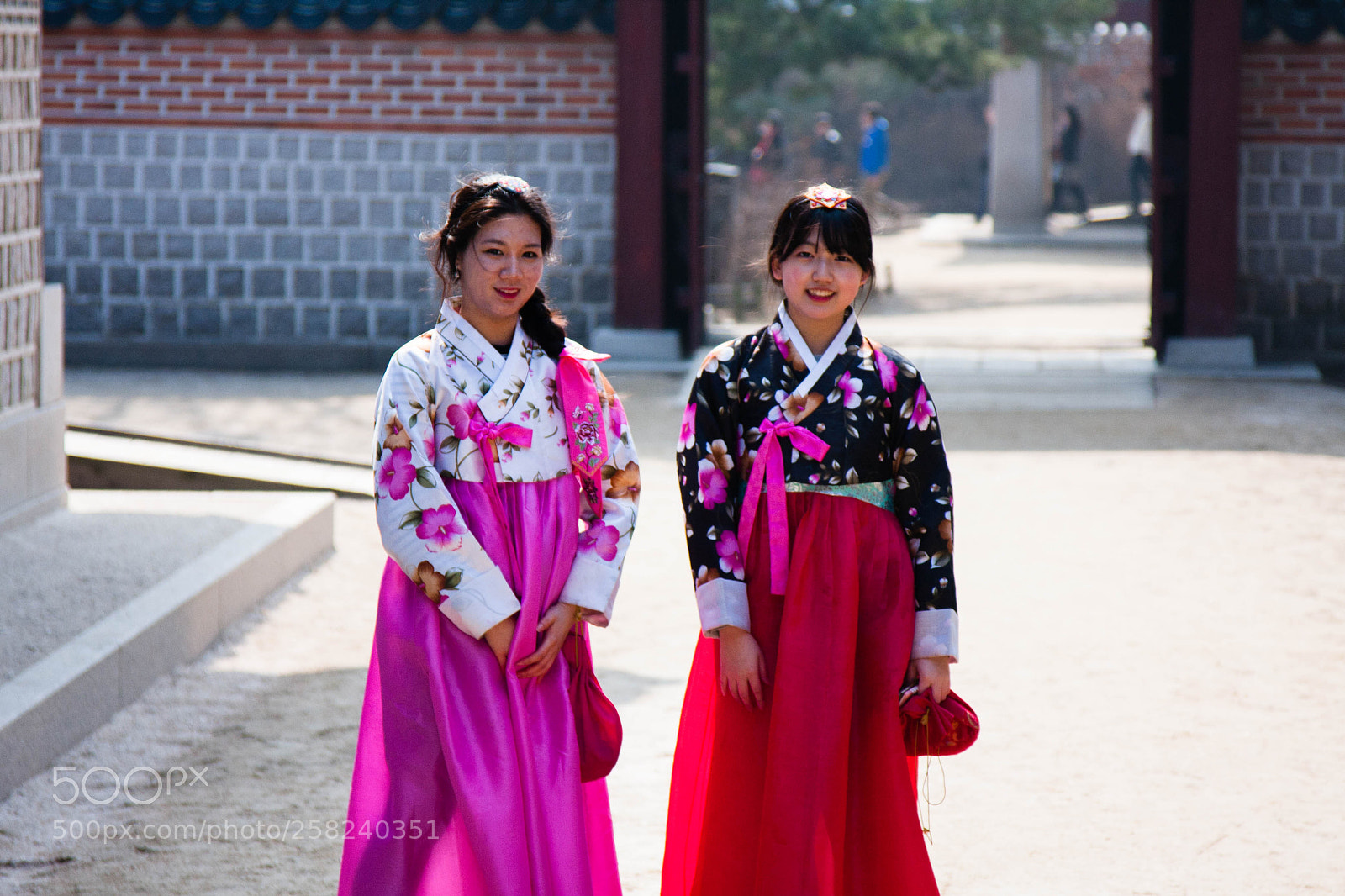 Canon EOS 40D sample photo. Hanboks at gyeongbokgung palace (2/3) photography