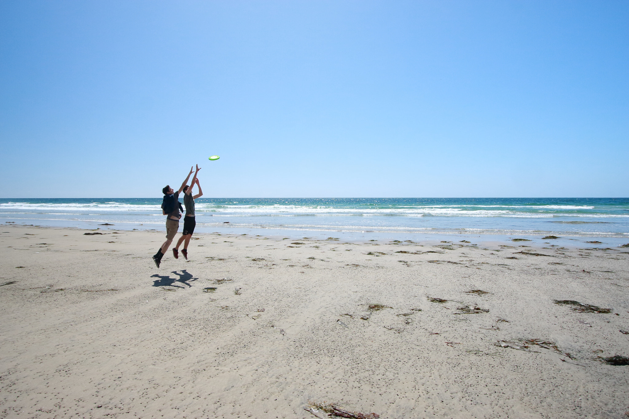 Canon EOS 40D sample photo. Beach frisbee photography