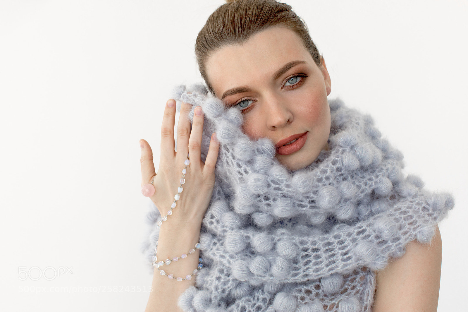 Canon EOS 5D Mark IV sample photo. Beautiful woman in warm photography