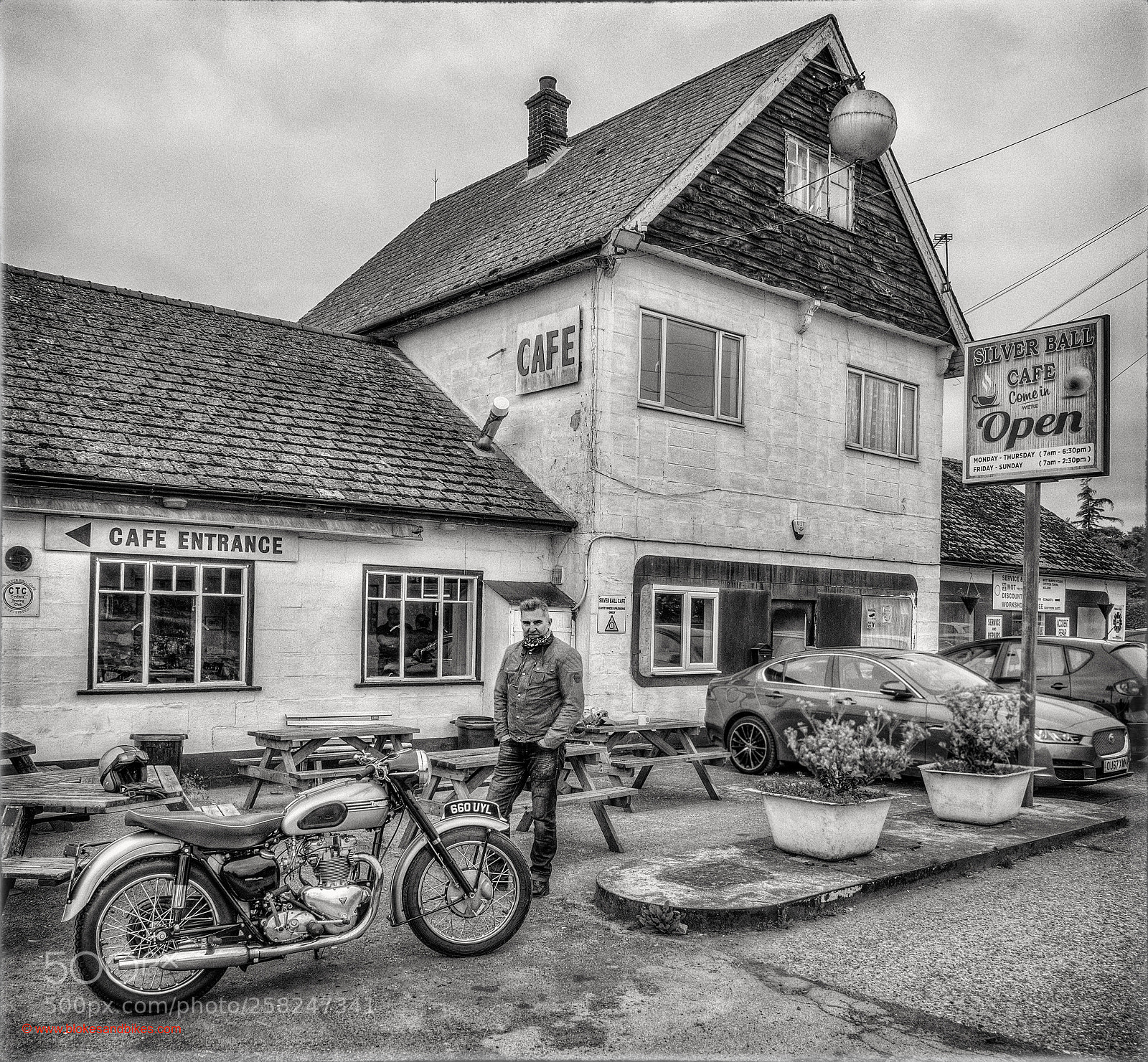 Olympus OM-D E-M1 Mark II sample photo. Cafe triumph photography