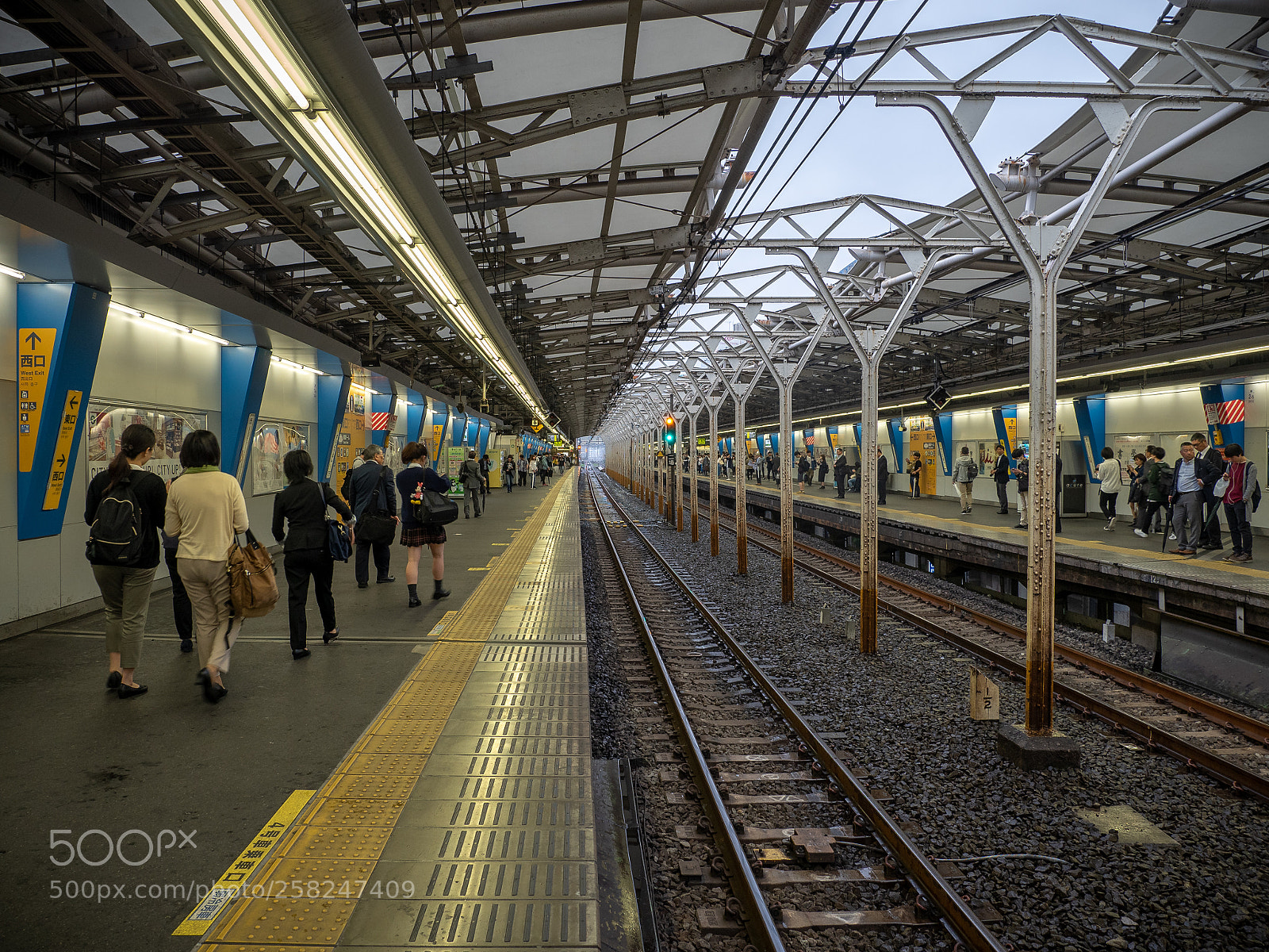 Olympus OM-D E-M5 II sample photo. Tokio station photography