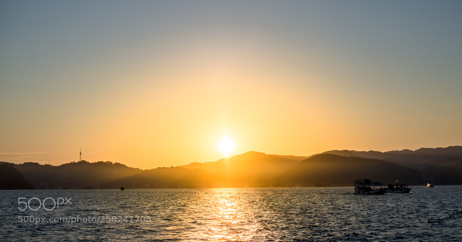 Olympus OM-D E-M10 II sample photo. Sunrise from the sea photography
