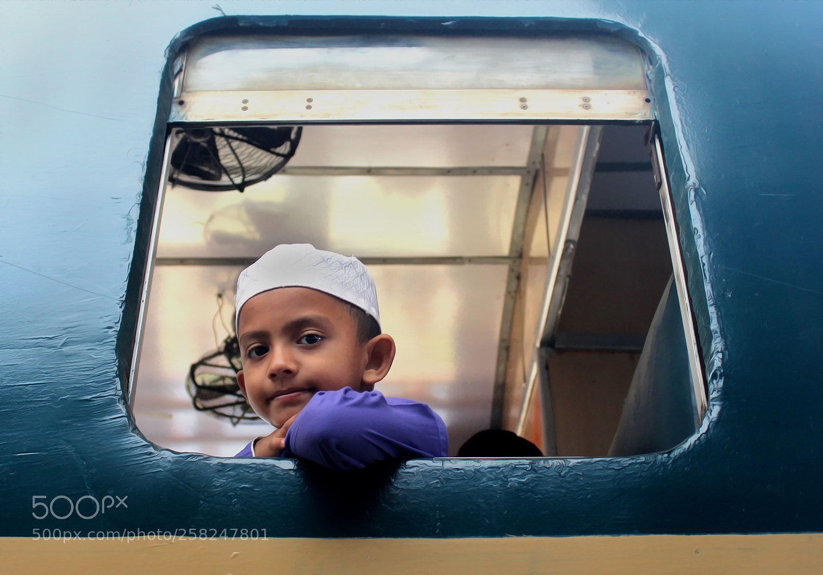 Canon EOS 600D (Rebel EOS T3i / EOS Kiss X5) sample photo. The boy in religious photography