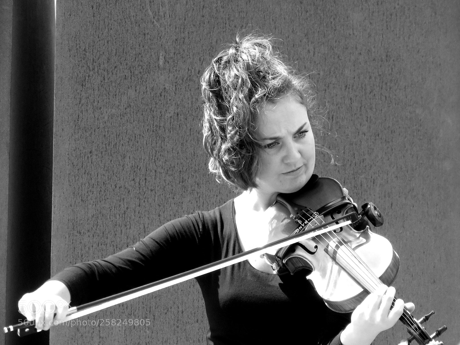 Canon PowerShot SX60 HS sample photo. Street violinist photography