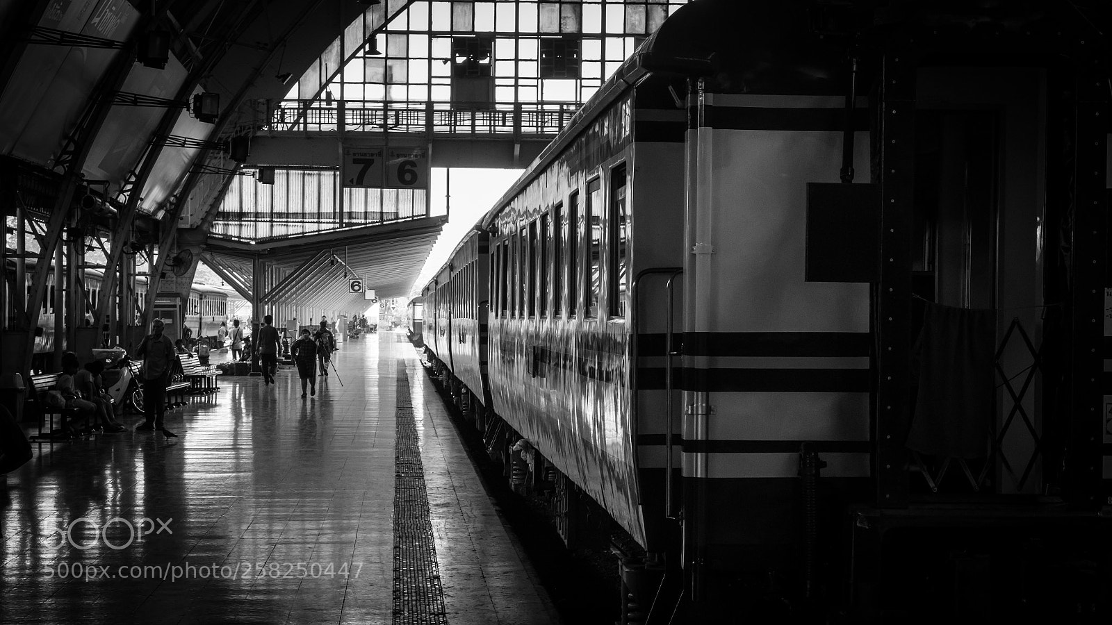 Panasonic Lumix DMC-GX85 (Lumix DMC-GX80 / Lumix DMC-GX7 Mark II) sample photo. Gare hua lamphong photography