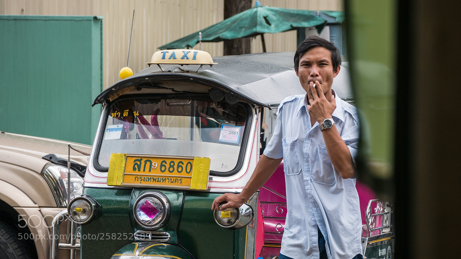 Panasonic Lumix DMC-GX85 (Lumix DMC-GX80 / Lumix DMC-GX7 Mark II) sample photo. Tuk tuk driver in photography