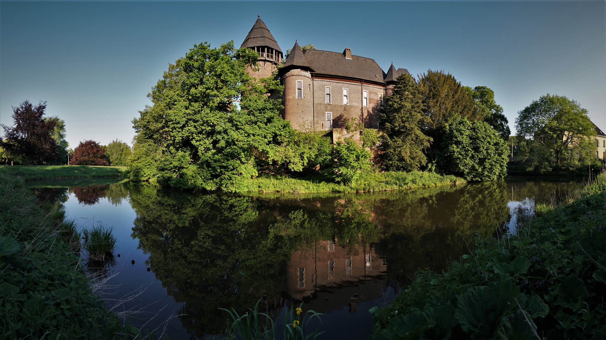 Sony a6500 + Sony E 10-18mm F4 OSS sample photo. Linn castle at morning. photography