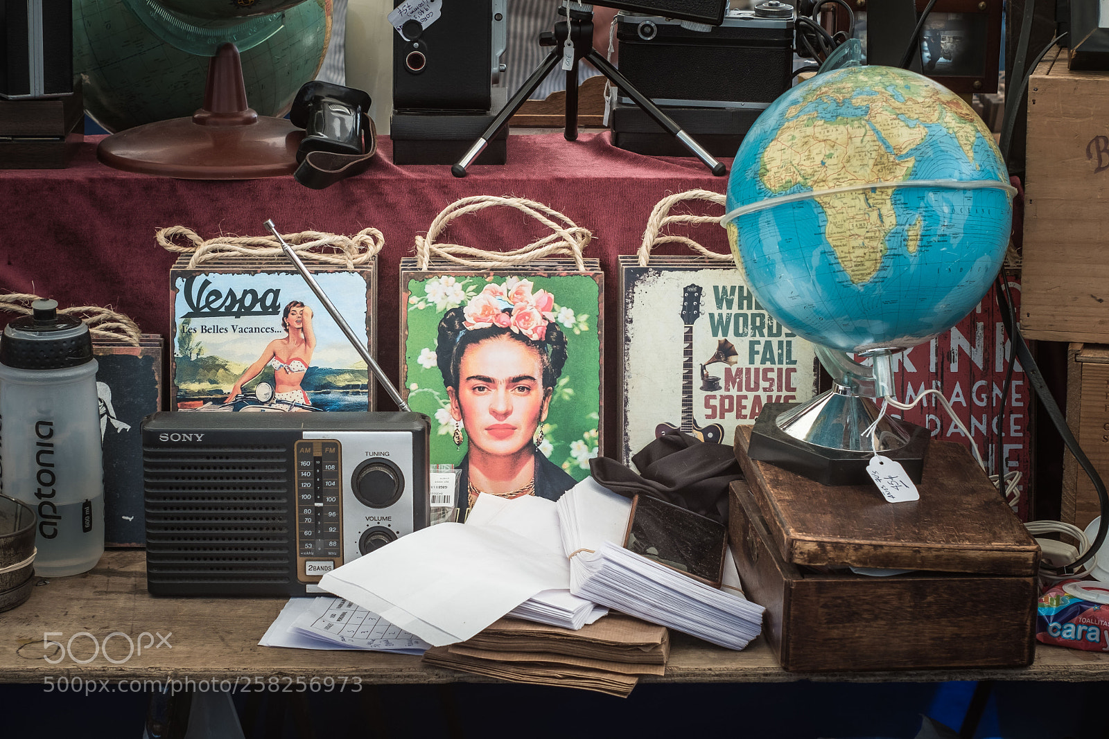 Fujifilm X-T2 sample photo. Flea market. barcelona photography