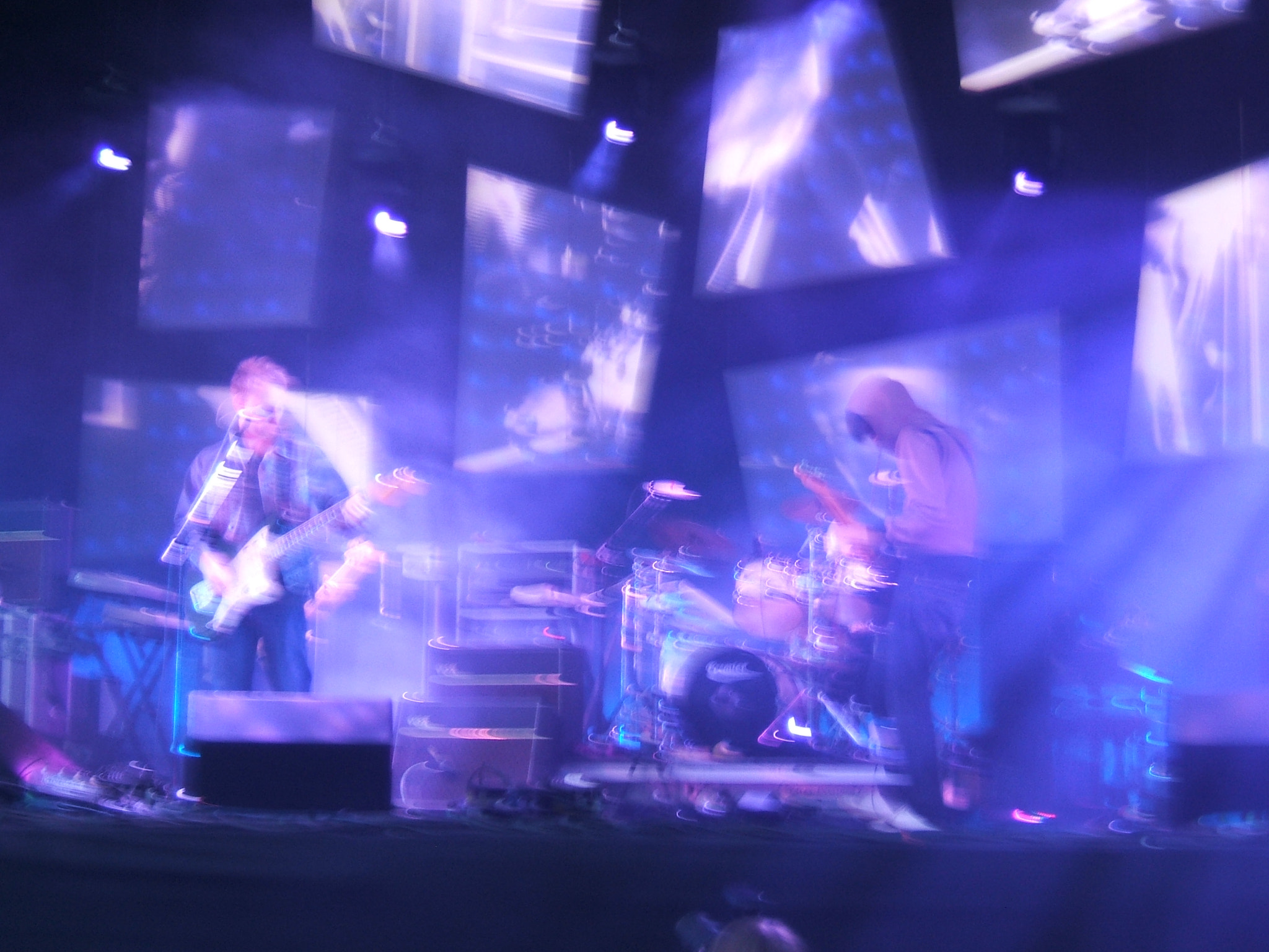 Fujifilm FinePix E550 sample photo. Radiohead, edinburgh photography