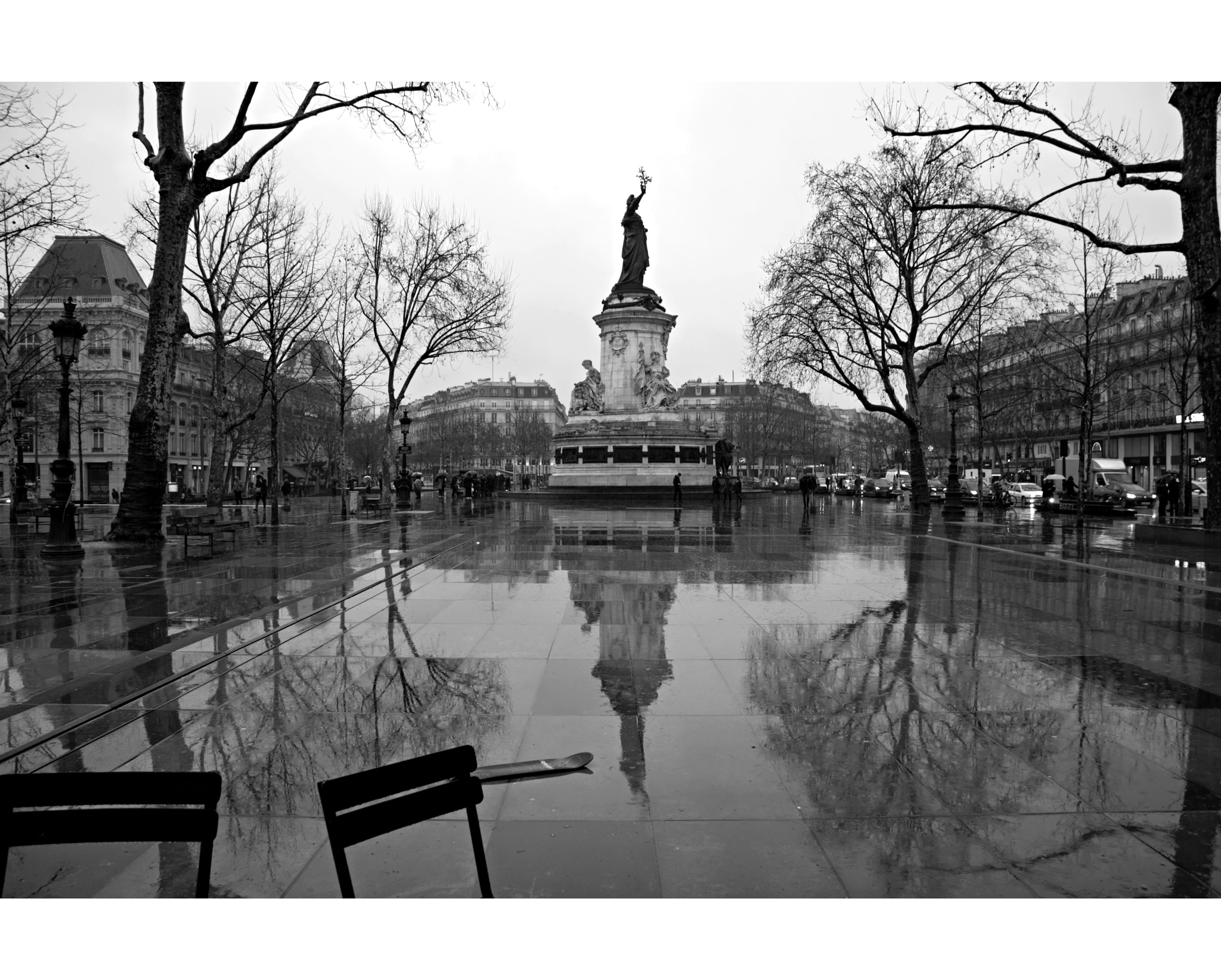 Nikon D60 + Sigma 18-200mm F3.5-6.3 II DC OS HSM sample photo. Rainy république photography