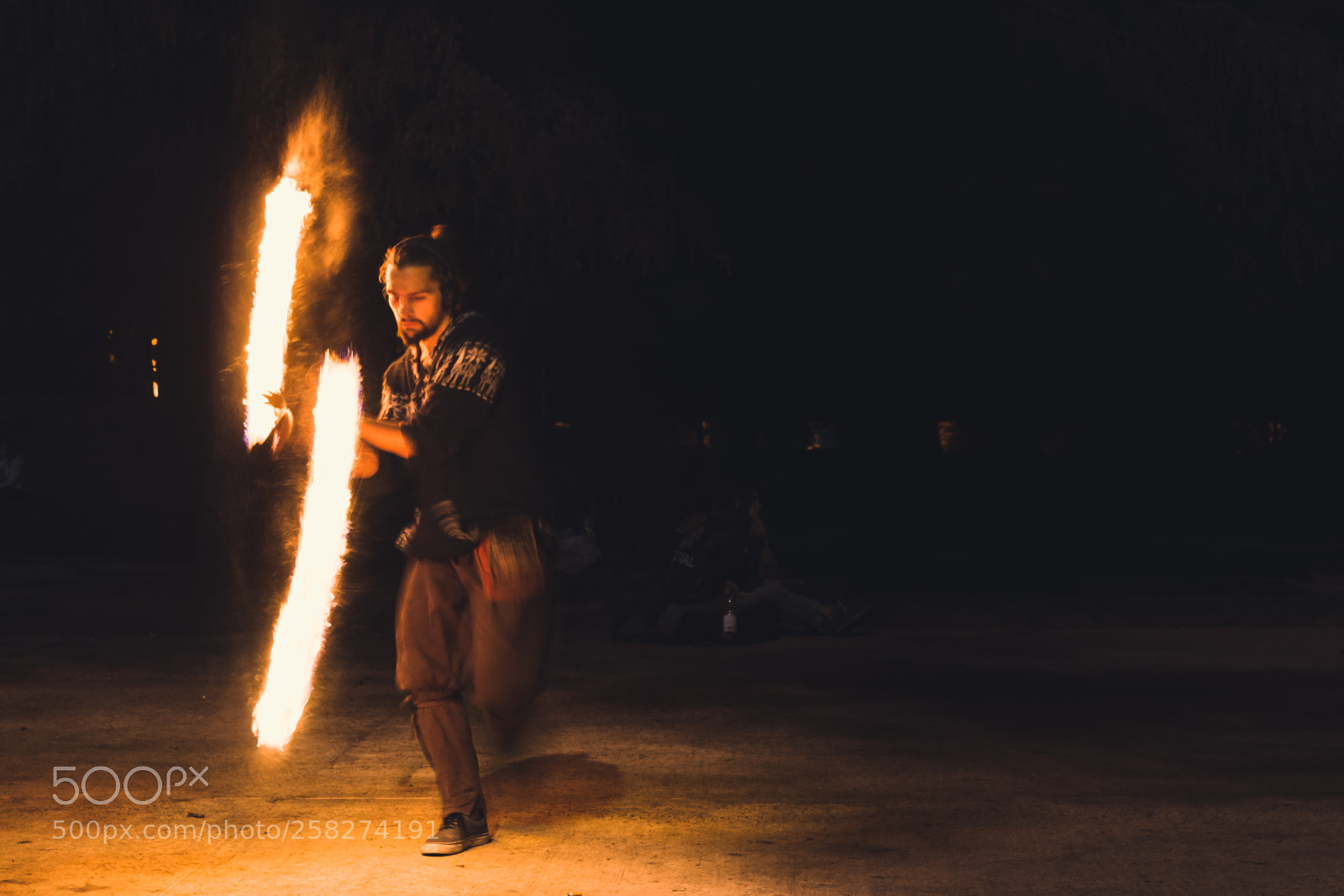 Canon EOS 1200D (EOS Rebel T5 / EOS Kiss X70 / EOS Hi) sample photo. Fire juggler photography