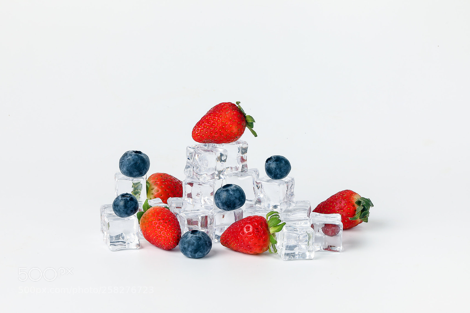 Canon EOS 5D Mark IV sample photo. Icey berry photography