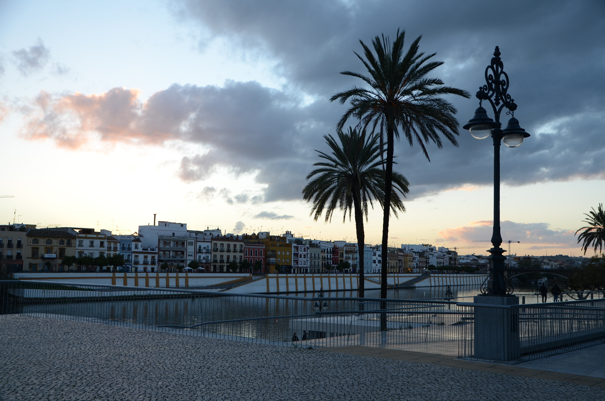Nikon D5100 + Sigma 17-70mm F2.8-4 DC Macro OS HSM sample photo. Sunset in seville photography