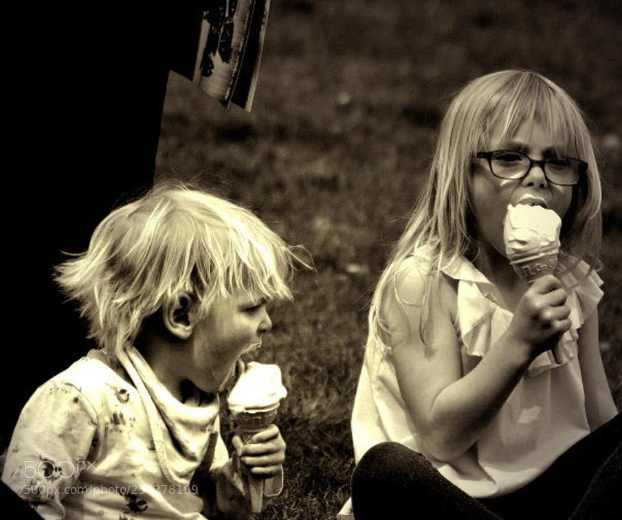 Nikon D3000 sample photo. Feed  ones  faces photography