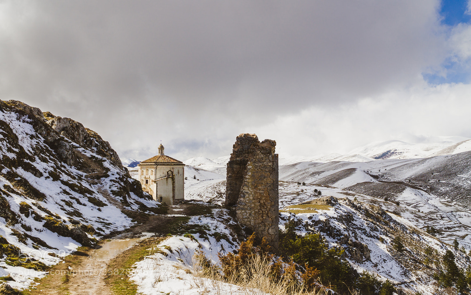 Sony a6000 sample photo. Way to rocca calascio photography