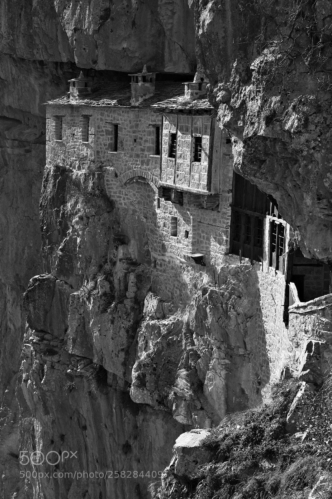 Canon EOS 400D (EOS Digital Rebel XTi / EOS Kiss Digital X) sample photo. Inside the rock photography