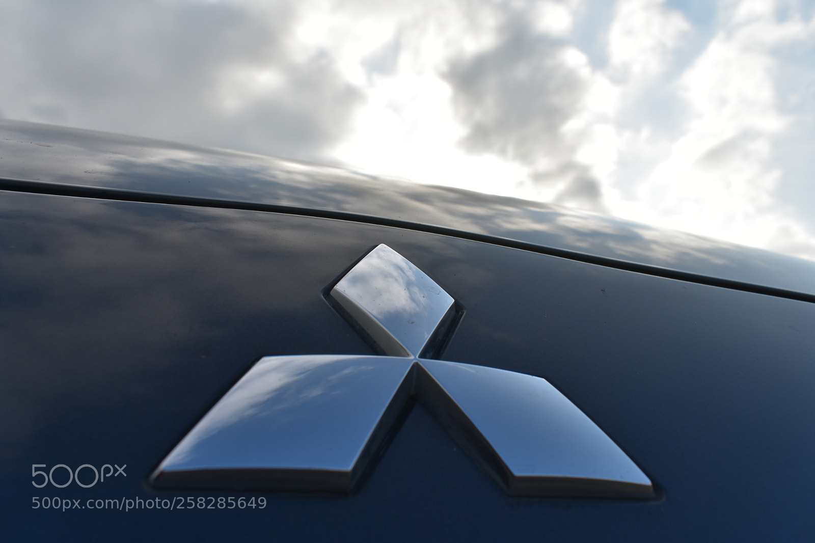 Nikon D3400 sample photo. Mitsubishi logo photography