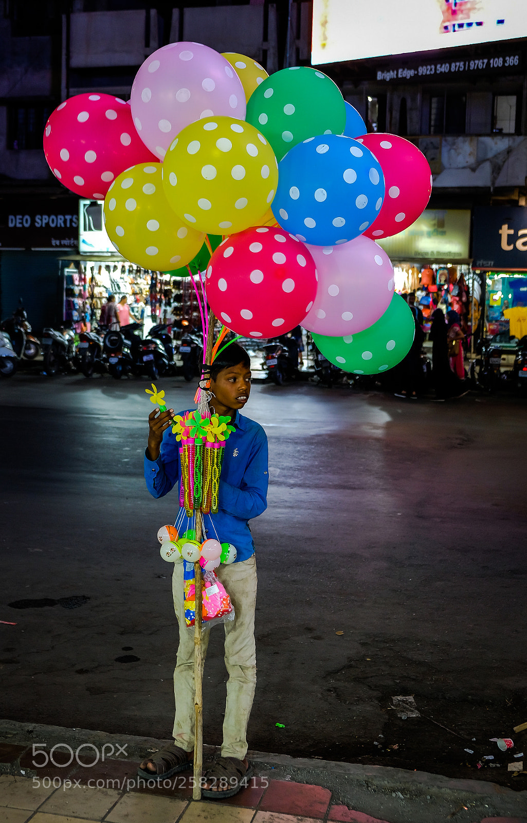 Fujifilm X-E3 sample photo. Balloon street vendor photography