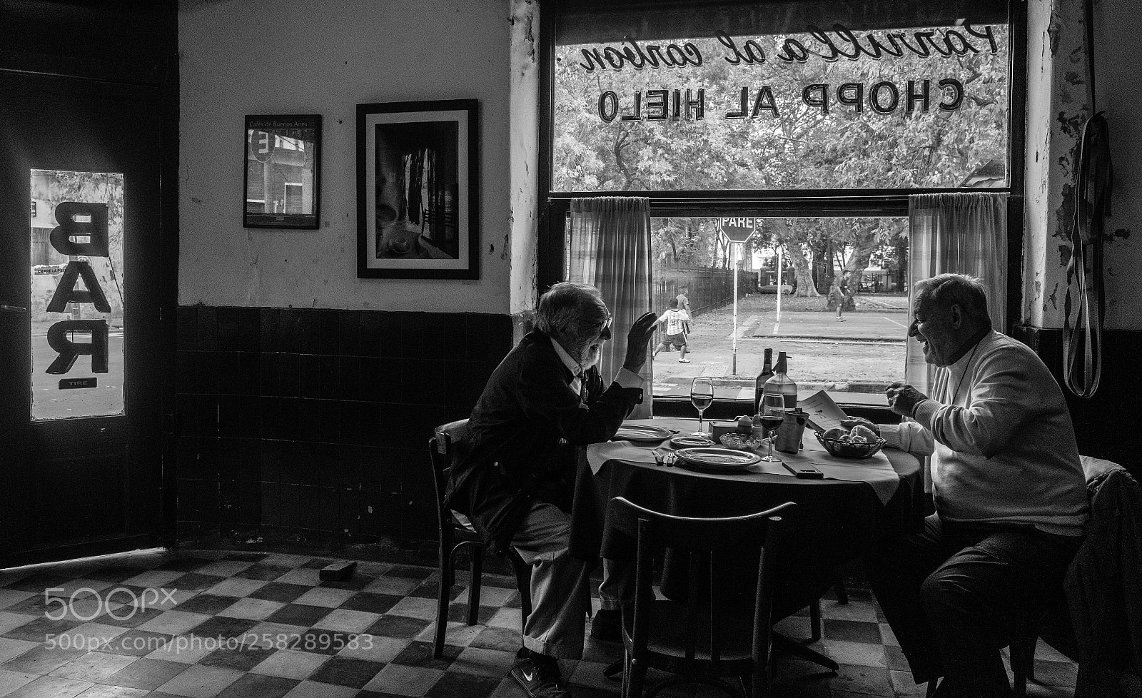 Ricoh GR II sample photo. Friends in a bar photography