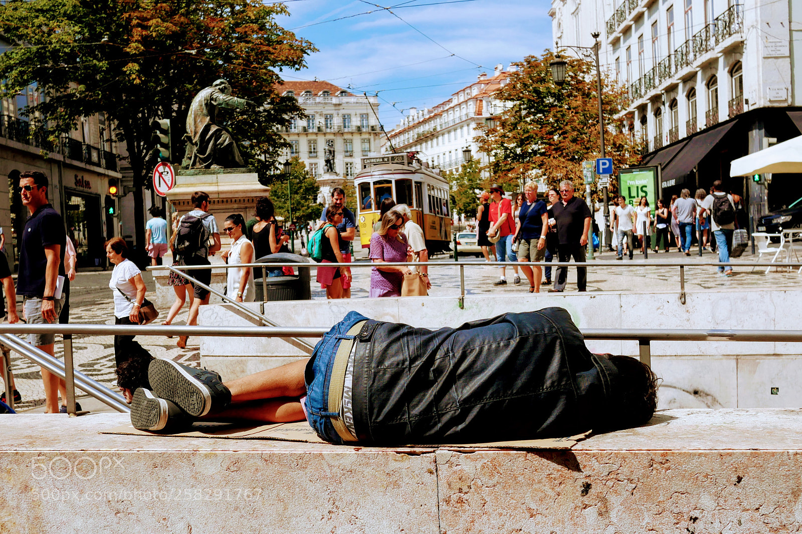 Panasonic Lumix DMC-GX85 (Lumix DMC-GX80 / Lumix DMC-GX7 Mark II) sample photo. Streetview in lisboa photography