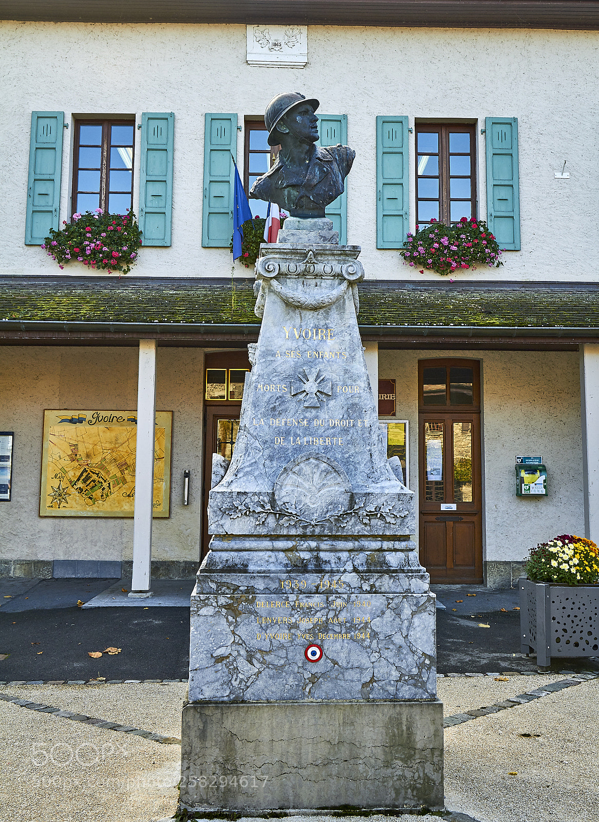 Canon EOS 7D sample photo. Monument, yvoire photography