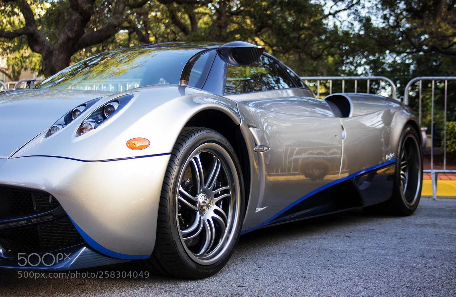 Canon EOS 800D (EOS Rebel T7i / EOS Kiss X9i) sample photo. Pagani huayra photography