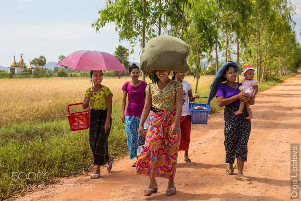 Canon EOS 6D sample photo. Women in countryside in photography