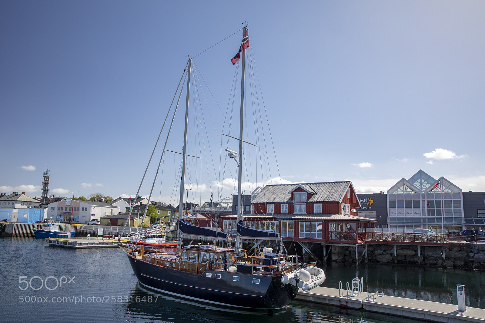 Canon EOS 5D Mark IV sample photo. Sailboat in harbor photography