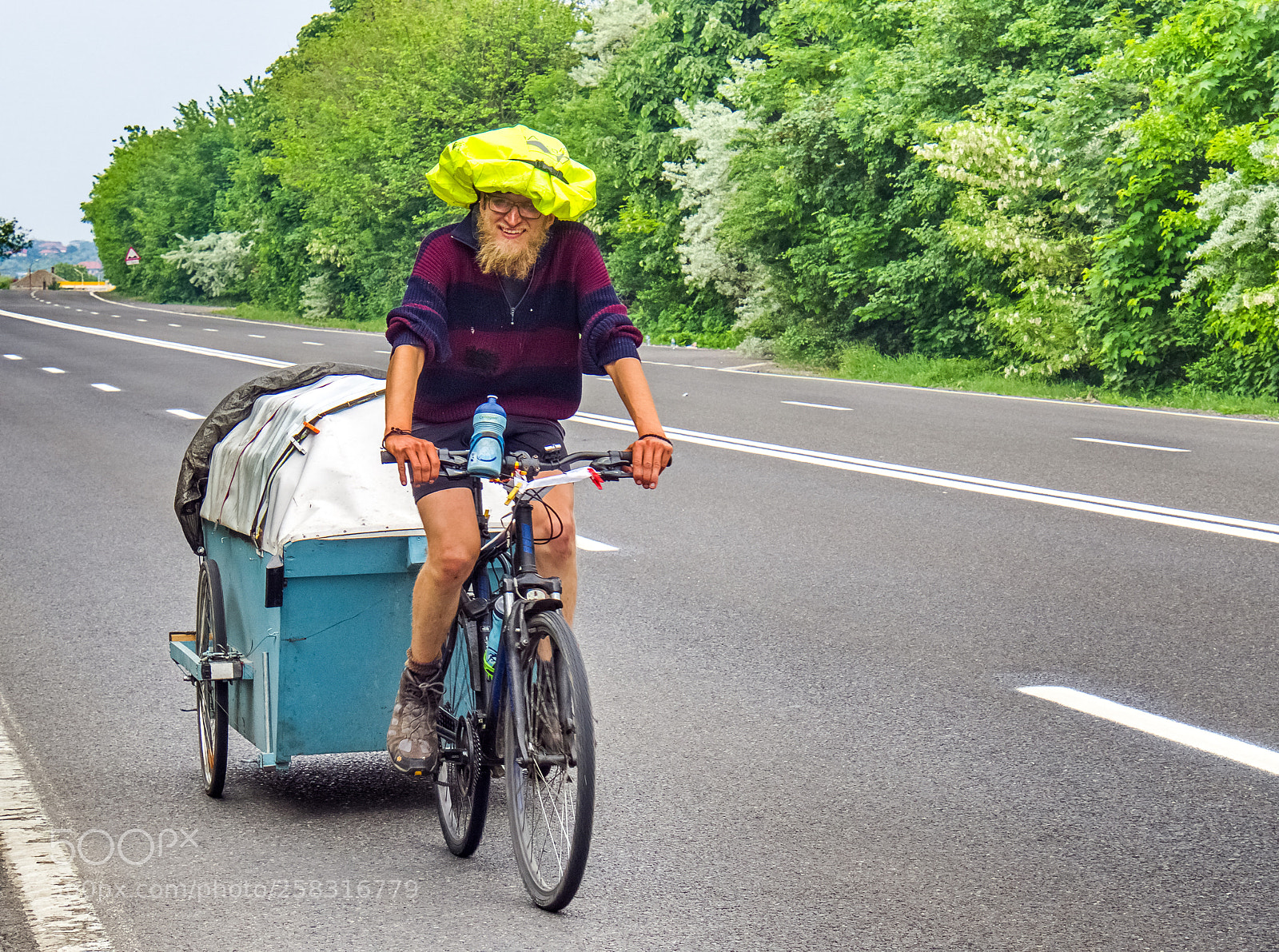 Olympus OM-D E-M10 II sample photo. The traveler photography