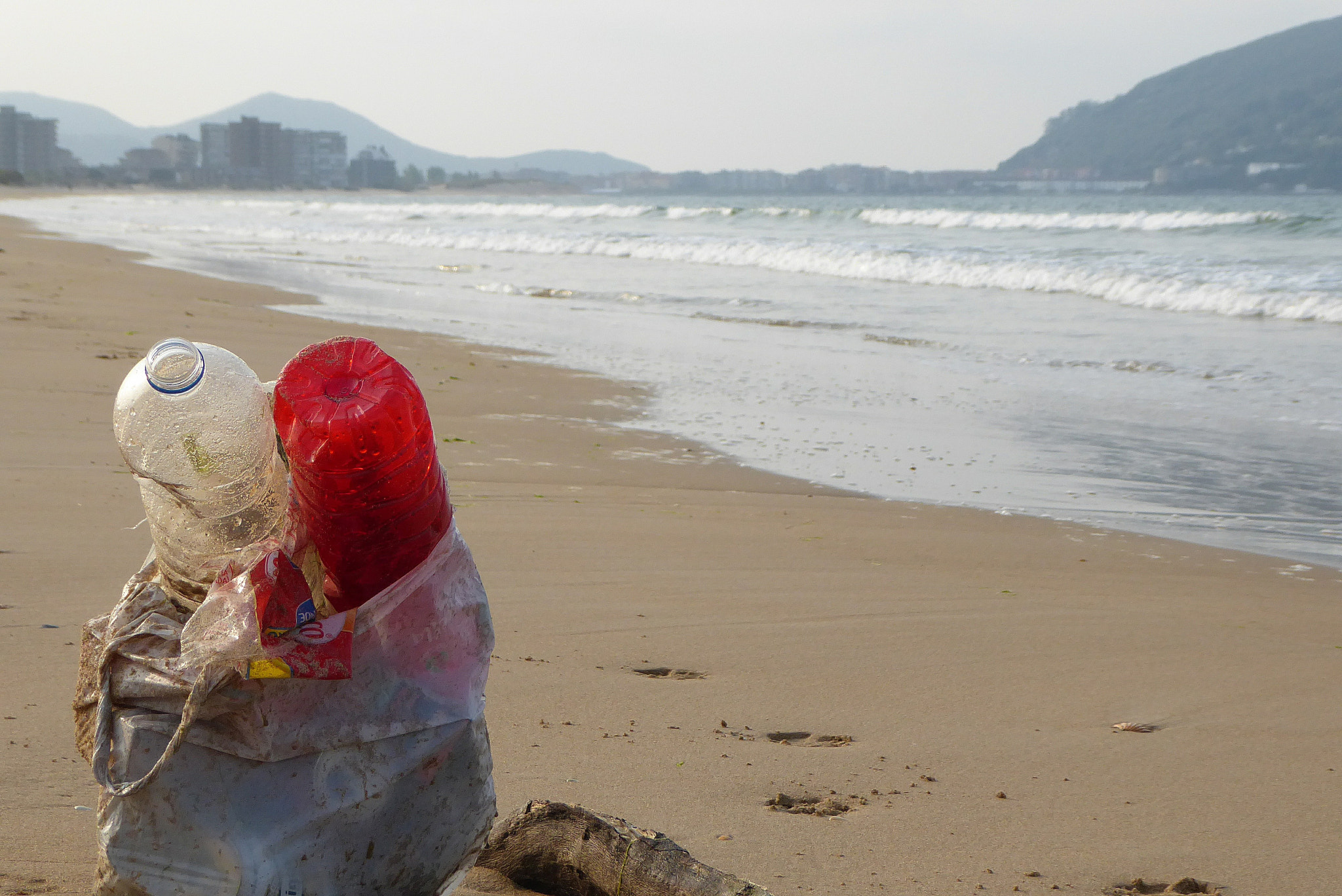 Panasonic Lumix DMC-ZS50 (Lumix DMC-TZ70) sample photo. Plastic & dirt on the beach photography