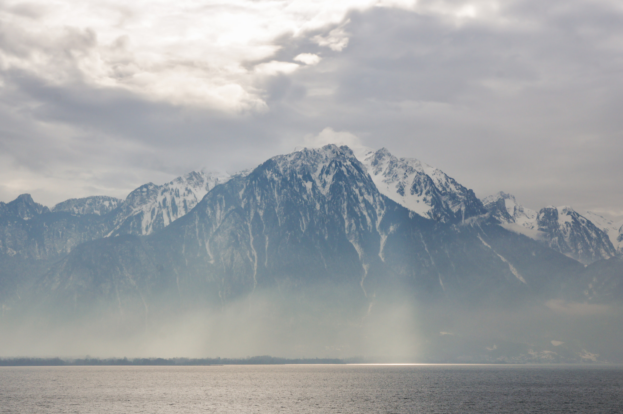 Sony Alpha DSLR-A550 sample photo. Sun rays on the lake. photography