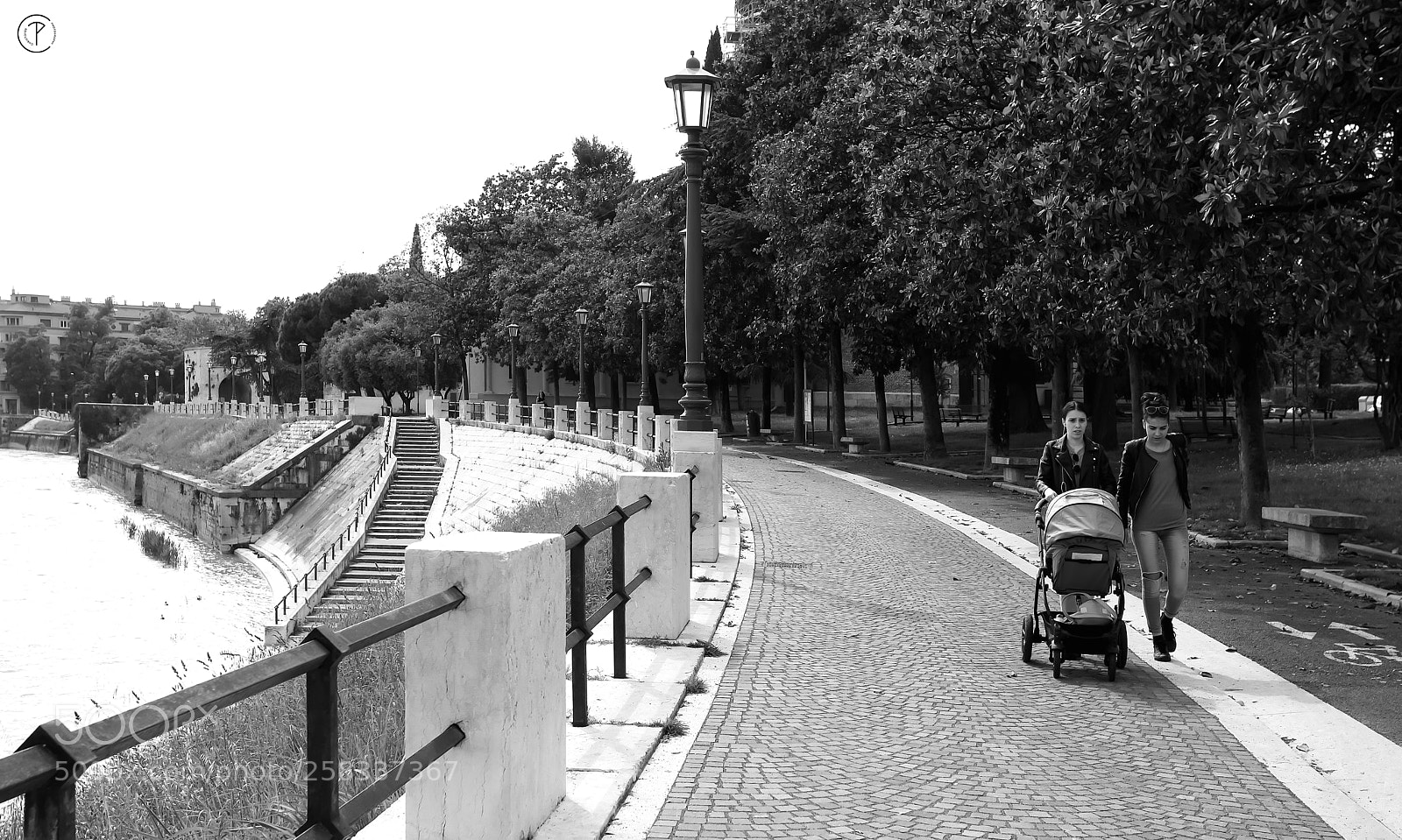 Canon EOS 5D Mark IV sample photo. People in the city photography