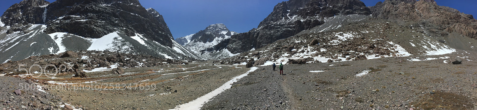 Apple iPhone SE sample photo. Between mountains photography